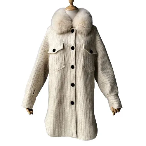 Elegant wool coat with natural fur collar