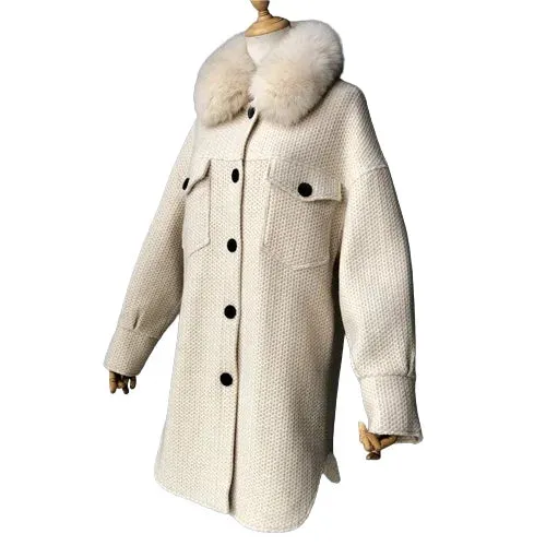 Elegant wool coat with natural fur collar