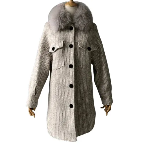 Elegant wool coat with natural fur collar