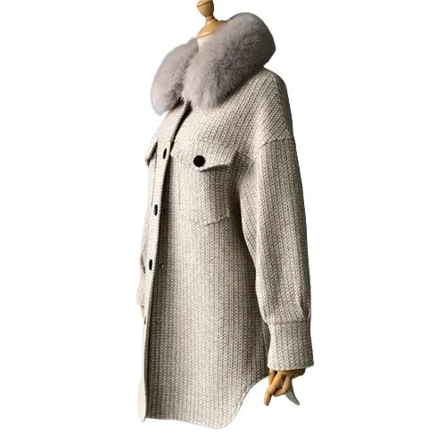 Elegant wool coat with natural fur collar