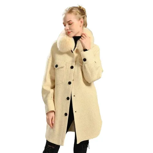 Elegant wool coat with natural fur collar