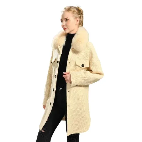 Elegant wool coat with natural fur collar