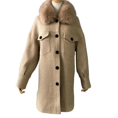 Elegant wool coat with natural fur collar