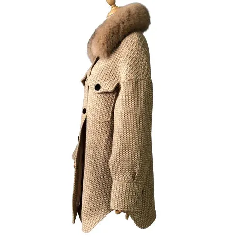 Elegant wool coat with natural fur collar